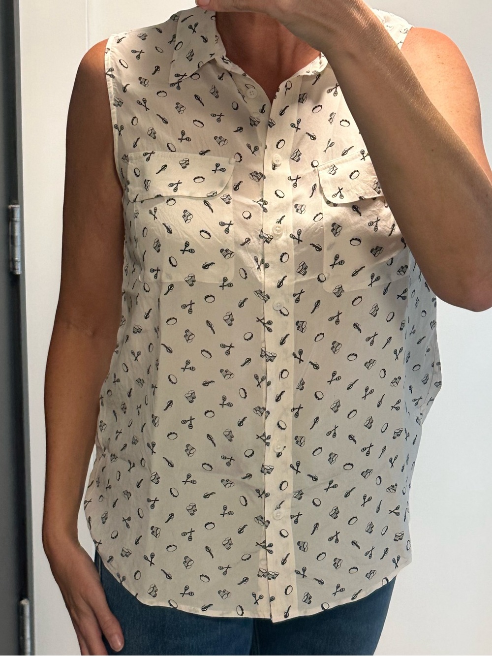 Equipment Silk Sleeveless collared buttoned shirt with instruments - large
